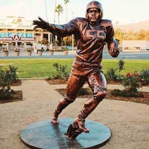 jackie_robinson_statue_at_rose_bowl_t580